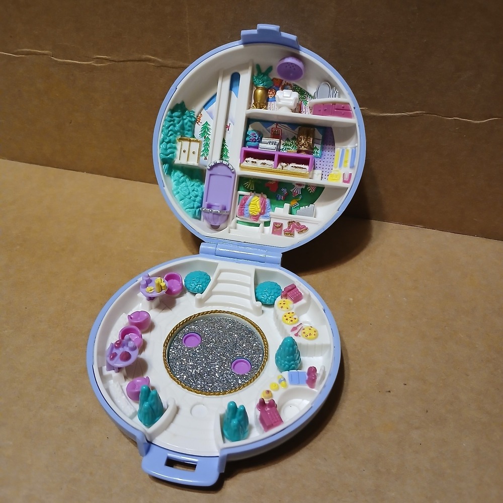 vintage 1989 Bluebird Toys Polly Pocket Ice Skating Party compact playset
